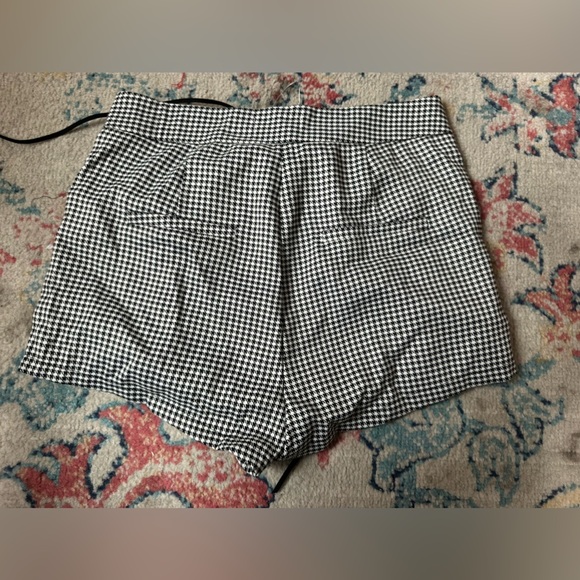 NWOT by the way. Jazmin Houndstooth Shorts size small - Picture 4 of 6